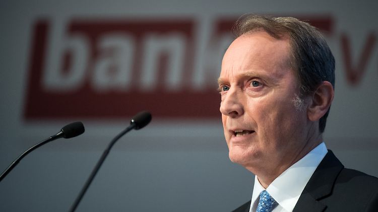 "Ich kann mir durchaus vorstellen, dass wir 20 oder 25 Prozent weniger haben", sagt Bankenpräsident Hans-Walter Peters.