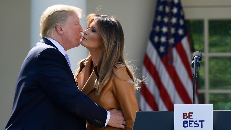 Küsschen im Rosengarten: Präsident Donald Trump und seine Frau Melania.