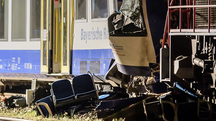 Zwar war der Aufprall nicht besonders stark, dennoch kommen bei dem Zugunglück in Aichach zwei Menschen ums Leben.