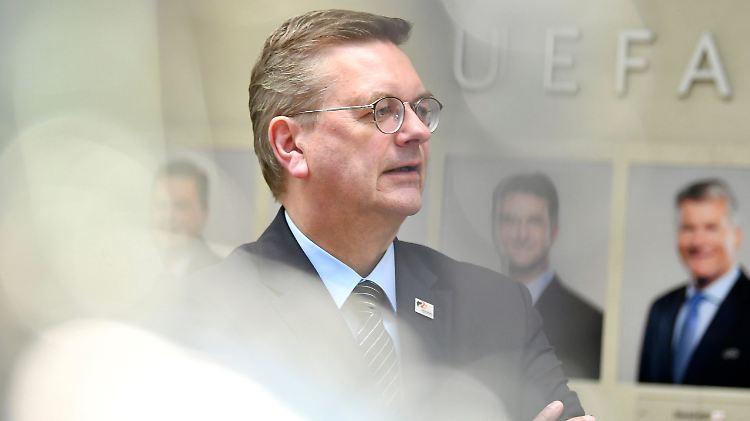 Weicht lieber aus: Reinhard Grindel.