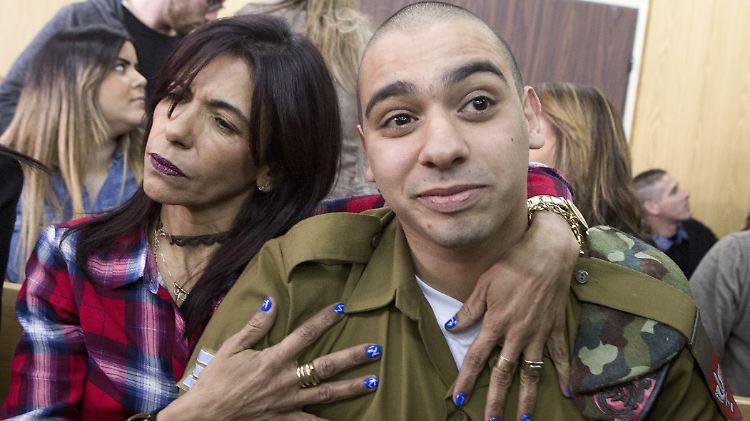 Elor Asaria mit seiner Mutter: Der Ex-Soldat darf das Gefängnis verlassen.
