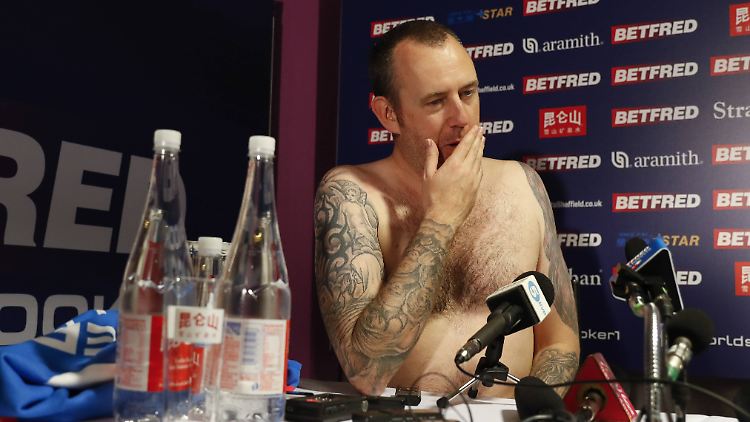 Nur mit einem Handtuch um die Hüften erscheint Mark Williams bei der Pressekonferenz. Und dann verschwindet auch noch dieses ...