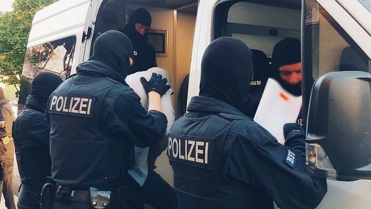 Bei dem Polizeieinsatz wurden drei Personen vorläufig festgenommen.