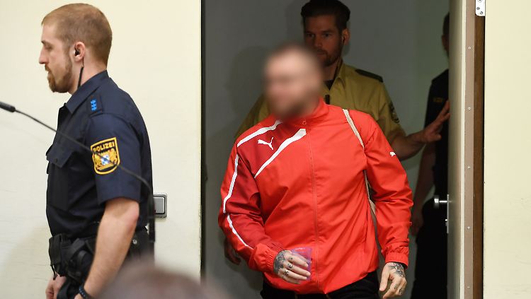 Der Verteidiger bezeichnet André E. als "Nationalsozialist, der mit Haut und mit Haaren zu seiner politischen Überzeugung steht."