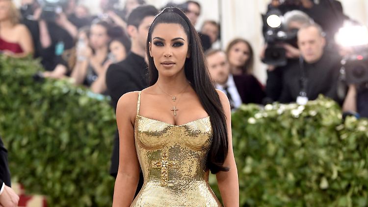 Zweifellos glamourös, aber mit etwas anderen Gesichtszügen als früher: Kim Kardashian.