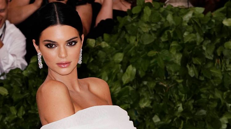 Kendall Jenner hat sich mit ihrem Auftritt bei der Met Gala nicht unbedingt einen Gefallen getan.