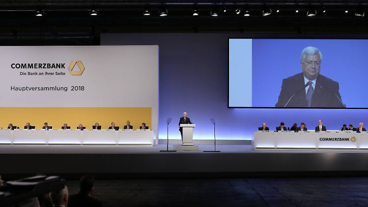 Oberaufseher Klaus-Peter Müller verabschiedet sich von den Aktionären.