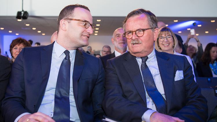 Gesundheitsminister Spahn und Ärztepräsident Montgomery haben viel zu besprechen auf dem Ärztetag in Erfurt.