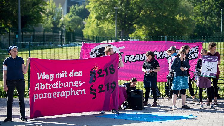 Beim Ärztetag demonstrierten etwa 40 Menschen für eine Abschaffung des Werbeverbots für Abtreibungen.