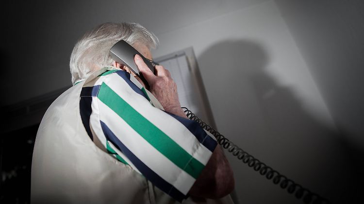 Besonders ältere Menschen werden oft Opfer von Betrügern, die anrufen und ihnen beispielsweise Geld versprechen.