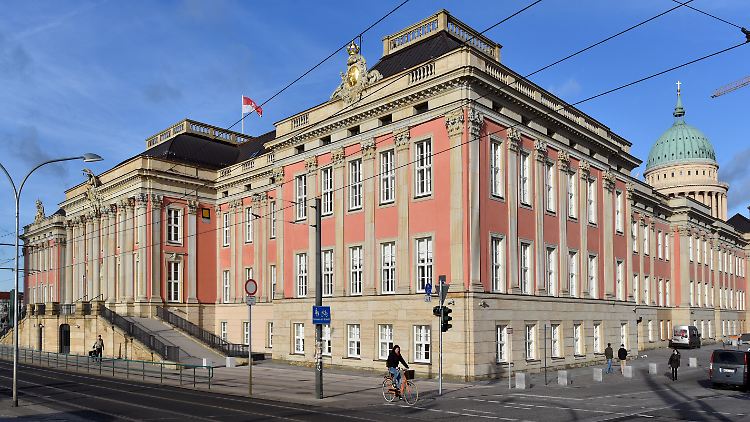 Die AfD allein zu Haus: alle Journalisten haben den Raum der Pressekonferenz im Landtag Brandenburg verlassen.