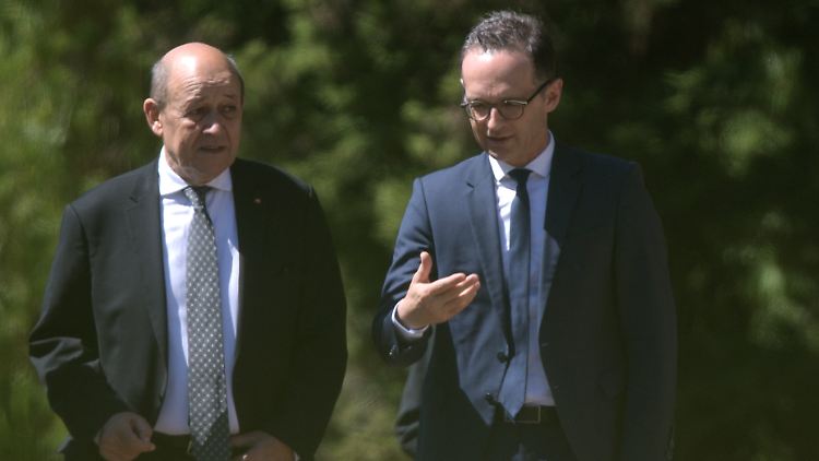Bundesaußenminister Maas (r.) und sein französischer Amtskollege Le Drian wollen sich am Montag mit Vertretern des Iran treffen.
