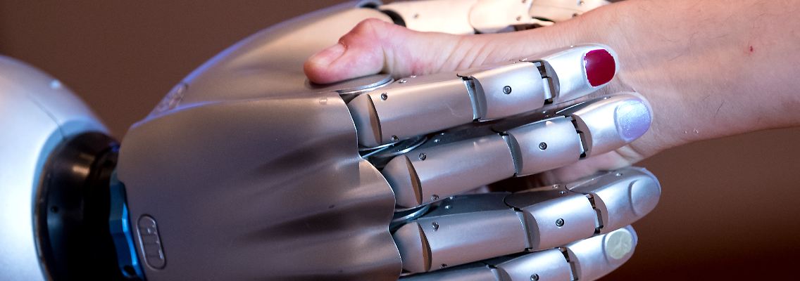 Kann nicht nur Hände schütteln, sondern auch Getränke reichen und die Bettdecke aufschlagen: Roboterarm Edan.