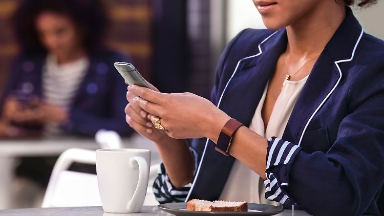 Fitnesstracker wie das Fitbit Charge 2 werden immer beliebter - aber wie steht es um deren Sicherheit? 