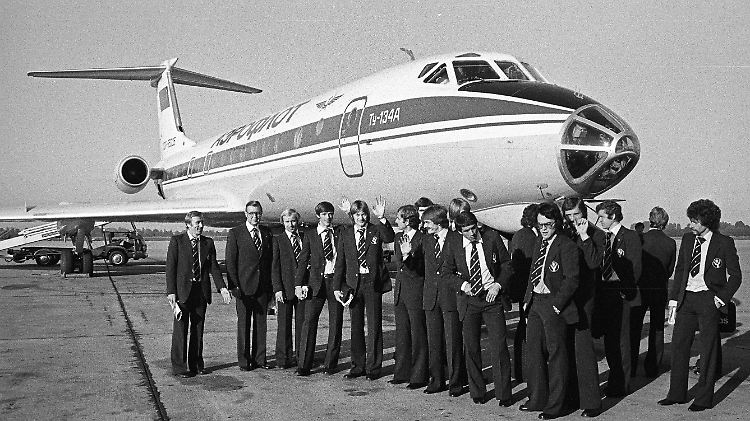 September 1977: Die Fußballmannschaft der Braunschweiger Eintracht auf dem Flughafen in Hannover. Es geht, natürlich mit Aeroflot, nach Kiew. Warum? Erste Runde im Uefa-Cup bei Dynamo. Das Spiel endete 1:1, da reichte den Braunschweigern ein 0:0 im Rückspiel. Und wir wetten: Das Wetter war gut. Falls Sie übrigens den Mann ganz rechts erkennen, dürfen Sie das ruhig weitererzählen.