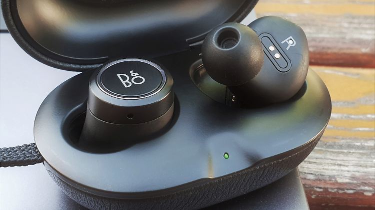 Die Beoplay E8 machen im Ohr wie im Case eine gute Figur. 
