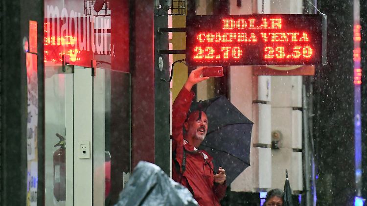 Der Sinkflug des argentinischen Peso zum Dollar hat Buenos Aires zum Hilferuf an den IWF veranlasst.