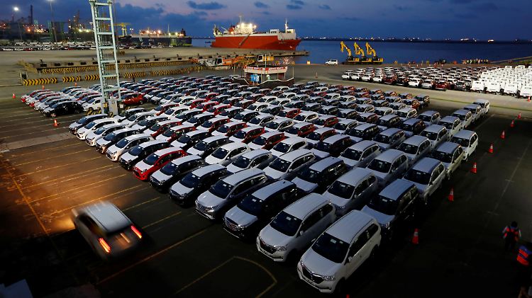 Toyota-Autos stehen im Hafen der indonesischen Hauptstadt Jakarta.