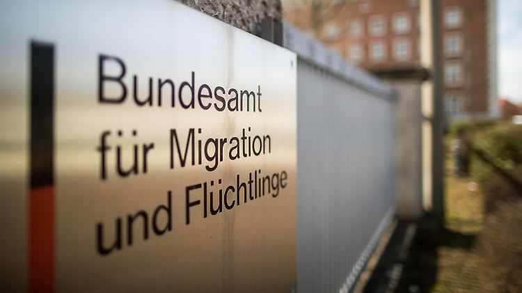 Schmids Bericht zufolge hat ihre Vorgängerin beim Bamf mindestens 1200 Asylbescheide zu unrecht ausgestellt.