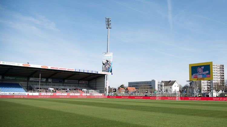 Das Holstein-Stadion ist zu klein für die Bundesliga.