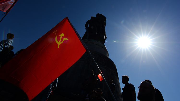 Sowjetflagge beim Tag des Sieges am Ehrenmal in Berlin-Treptow.