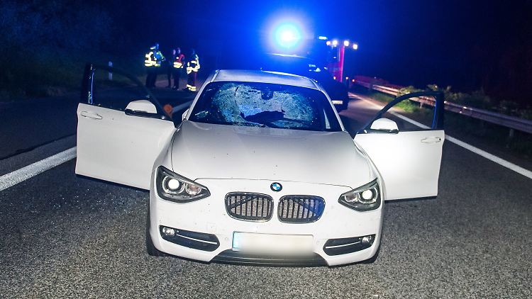 Die Windschutzscheibe des Autos war nach dem Steinewurf am Dienstagabend total zersplittert.