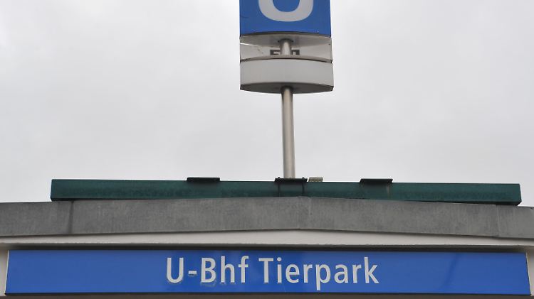 AM Bahnhof Tierpark ging der 20-Jährige die Sanitäter an.