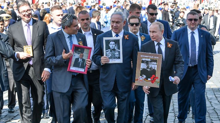 Serbiens Präsident Vučić und Israels Premier Netanjahu leisteten Putin Gesellschaft bei den Feierlichkeiten in Moskau.