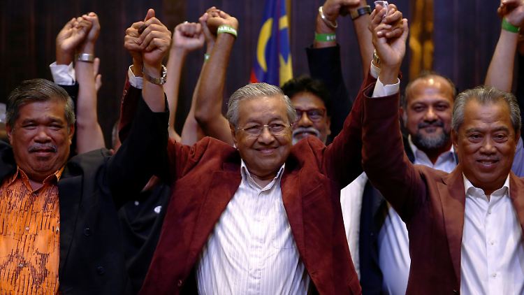Das Bündnis des Ex-Ministerpräsidenten Mahathir Mohamad gewinnt bei der Parlamentswahl in Malaysia die meisten Sitze.  