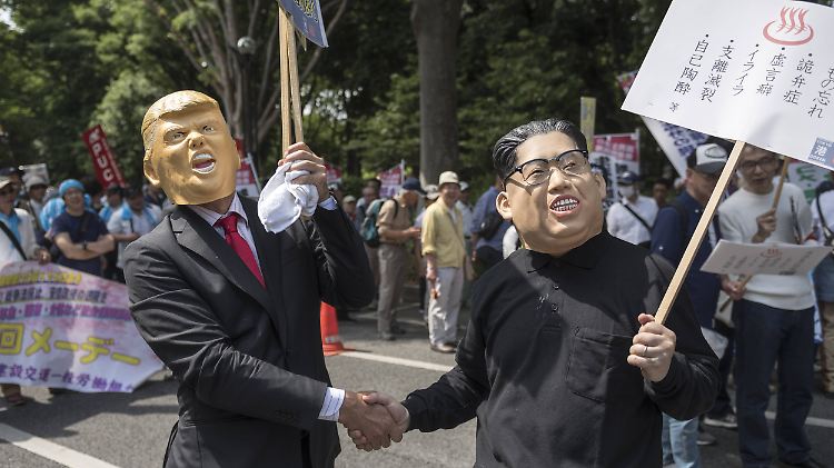 Was hier noch mit Masken karikiert wird, könnte schon bald Realität sein - der Handshake zwischen Donald Trump und Kim Jong Un.