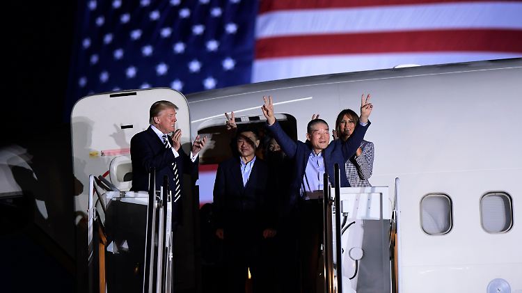 Präsident Donald Trump (l.) und First Lady Melania (r.) begrüßen die drei Gefangenen.