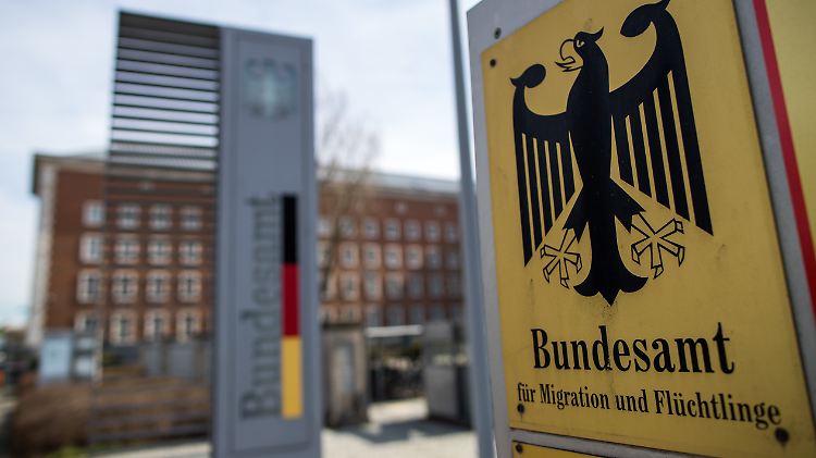 Unterlagen aus dem Büro der Bremer Bamf-Leiterin wurden sichergestellt, um die Vorwürfe gegen die Nürnberger Zentrale zu prüfen.