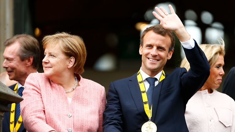 Preisträger Emmanuel Macron mit Bundeskanzlerin Angela Merkel und seiner Frau Brigitte.