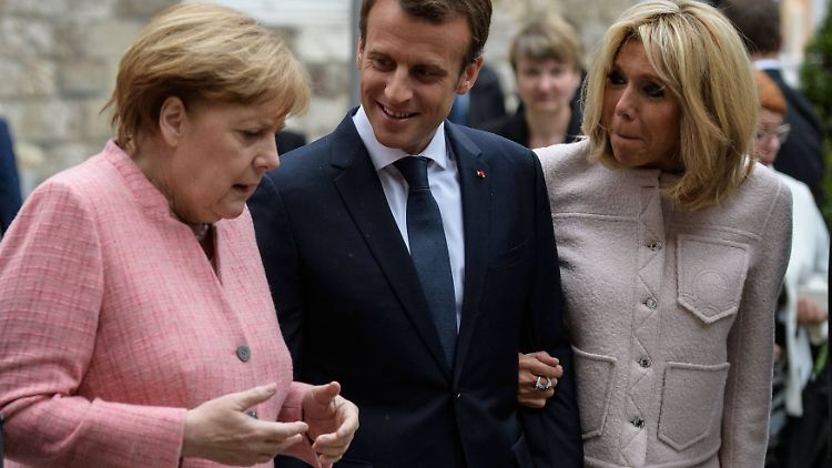 Merkel mit Macron und seiner Frau Brigitte in Aachen - die Kanzlerin und der Präsident wollen zusammenarbeiten, haben aber deutliche inhaltliche Differenzen.