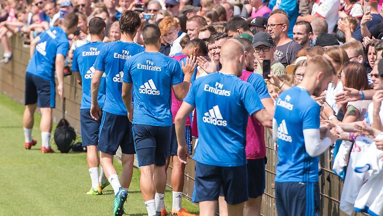 Etwa 2000 Fans sorgen beim Training für Volksfeststimmung.