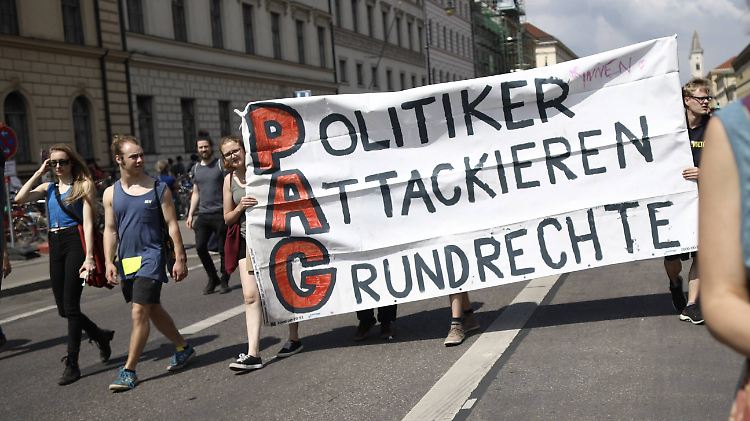 Die Demonstranten werfen den Gesetzesmachern einen Angriff auf die Demokratie vor.