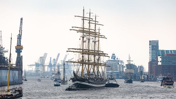 Das russische Segelschulschiff "Kruzenshtern" läuft in Hamburg ein - es wurde nach dem deutsch-baltischen Kapitän und russischen Admiral Adam Johann von Krusenstern benannt. Es lief gar nicht weit von Hamburg vom Stapel - 1926 in Wesermünde (heute Bremerhaven) unter dem Namen "Padua". Nach dem Zweiten Weltkrieg ging sie als Reperationsleistung an die Sowjetunion.