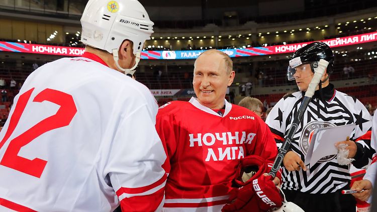 Der Präsident hat Spaß am Puck - Putin sichtlich erfreut im Eishockey-Dress.