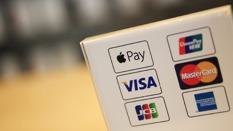 Apple-Pay-Logo (oben rechts) neben anderen großen  Zahlungsdiensten. 