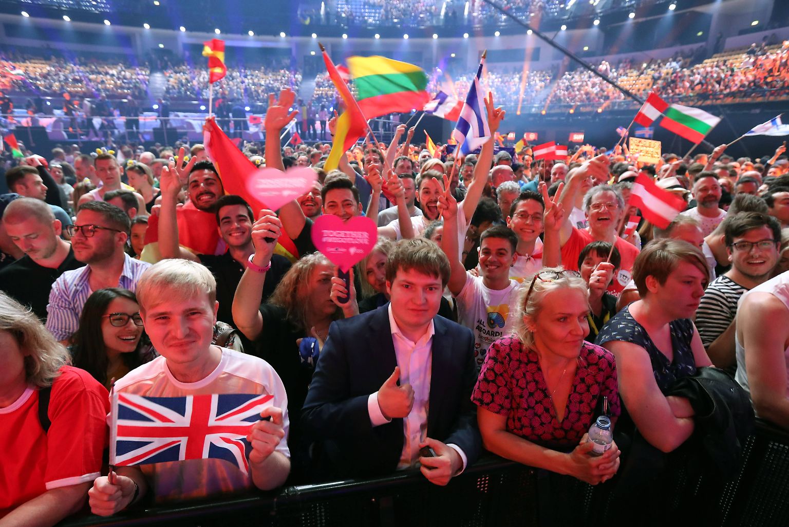 Der Auftakt zum ganz großen Showfinale des Eurovision Song Contest 2018 ist gemacht, alle Länder sind einmal über die Bühne getanzt, die 26 Kandidaten der letzten Runde stehen fest.