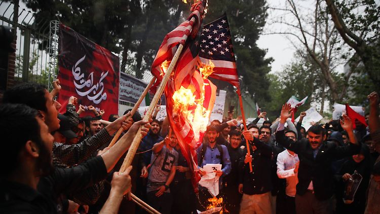 In den Straßen von Teheran brennen US-Flaggen. Donald Trump hat die Ära der Entspannung beendet.