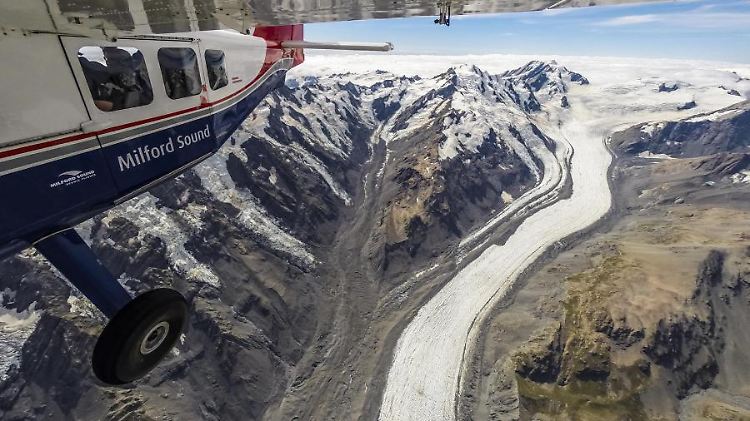 Über einem der berühmtesten Gletscher Neuseelands, The Tasman. Seit 1990 hat sich das Eis durchschnittlich um 180 Meter pro Jahr zurückgezogen. Tasman Lake am Endpunkt des Gletschers ist eine Folge des Rückgangs des Gletschers, vor 1973 gab es ihn nicht.
