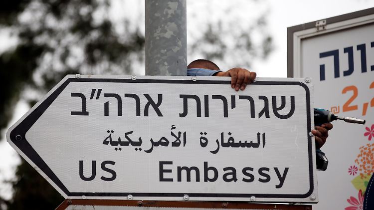 Schilder weisen bereits zur neuen US-Botschaft in Jerusalem.