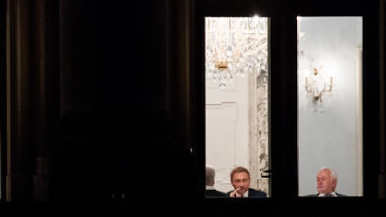 Christian Lindner und Wolfgang Kubicki bei nächtlichen Sondierungsverhandlungen in der Parlamentarischen Gesellschaft in Berlin.