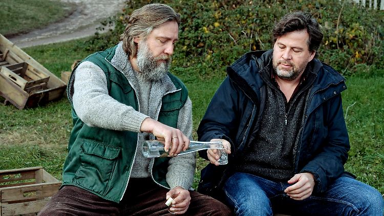 Kommissar Berg (Hans-Jochen Wagner, r.) und Bio-Nazi Volkmar (Nicki von Tempelhoff) schnapseln miteinander.