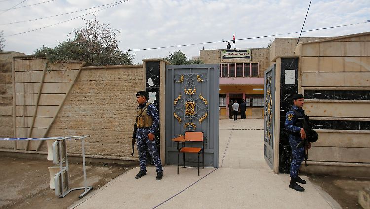 Bedrohte Demokratie: Vor den Wahllokalen, wie hier in Mosul, halten schwer bewaffnete Sicherheitskräfte Wache.