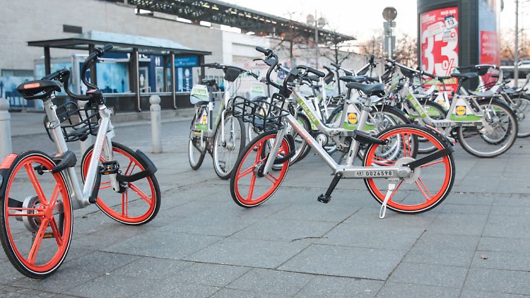 Mobike stellt seine orangefarbenen Räder ab kommender Woche in Düsseldorf auf.