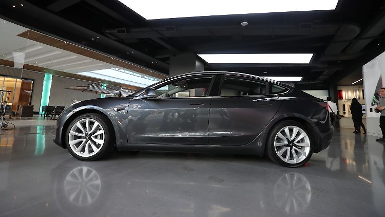 Unscheinbar sportlich: Für Tesla soll das "Model 3" den Einstieg in den Massenmarkt möglich machen - und das Unternehmen endlich in die schwarzen Zahlen tragen.