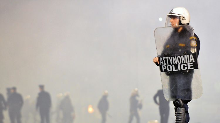 Endspiel der "Erzrivalen" Aek Athen und Paok Saloniki: Zum Finale am Abend gibt es Polizei am Spielfeldrand, Schiris aus dem Ausland und ein halbleeres Stadion.