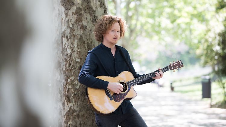 Michael Schulte hält in Portugal die deutsche Fahne hoch.